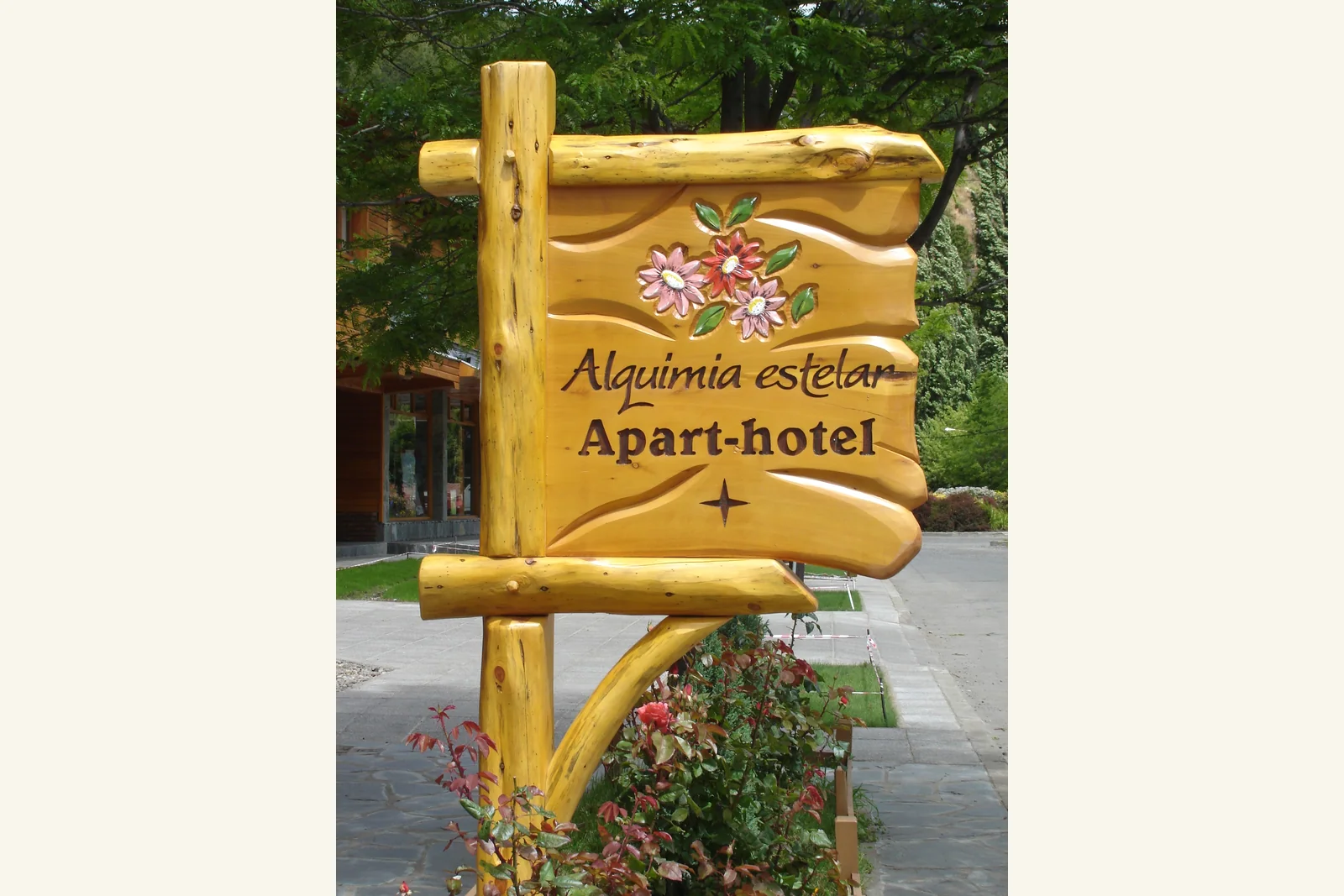 Cartel de madera de Alquimia Estelar Apart Hotel